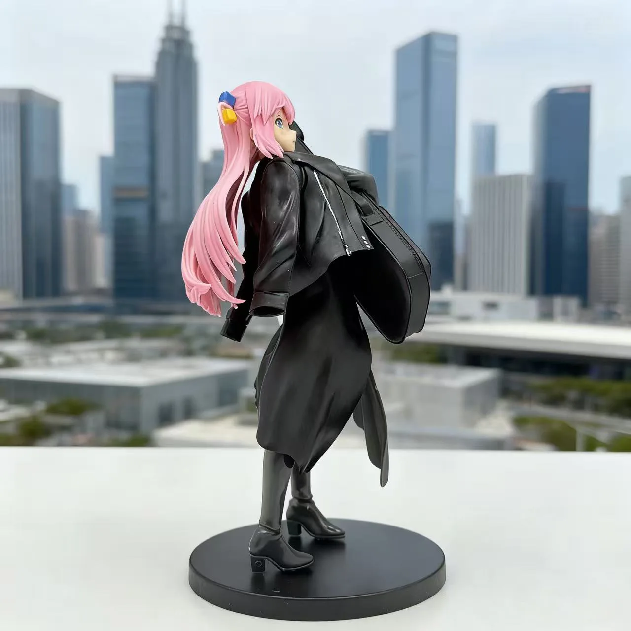 Стоящая фигурка, одинокая рок-гитара, двумерная красивая девушка, анимация, игровая модель, орнамент