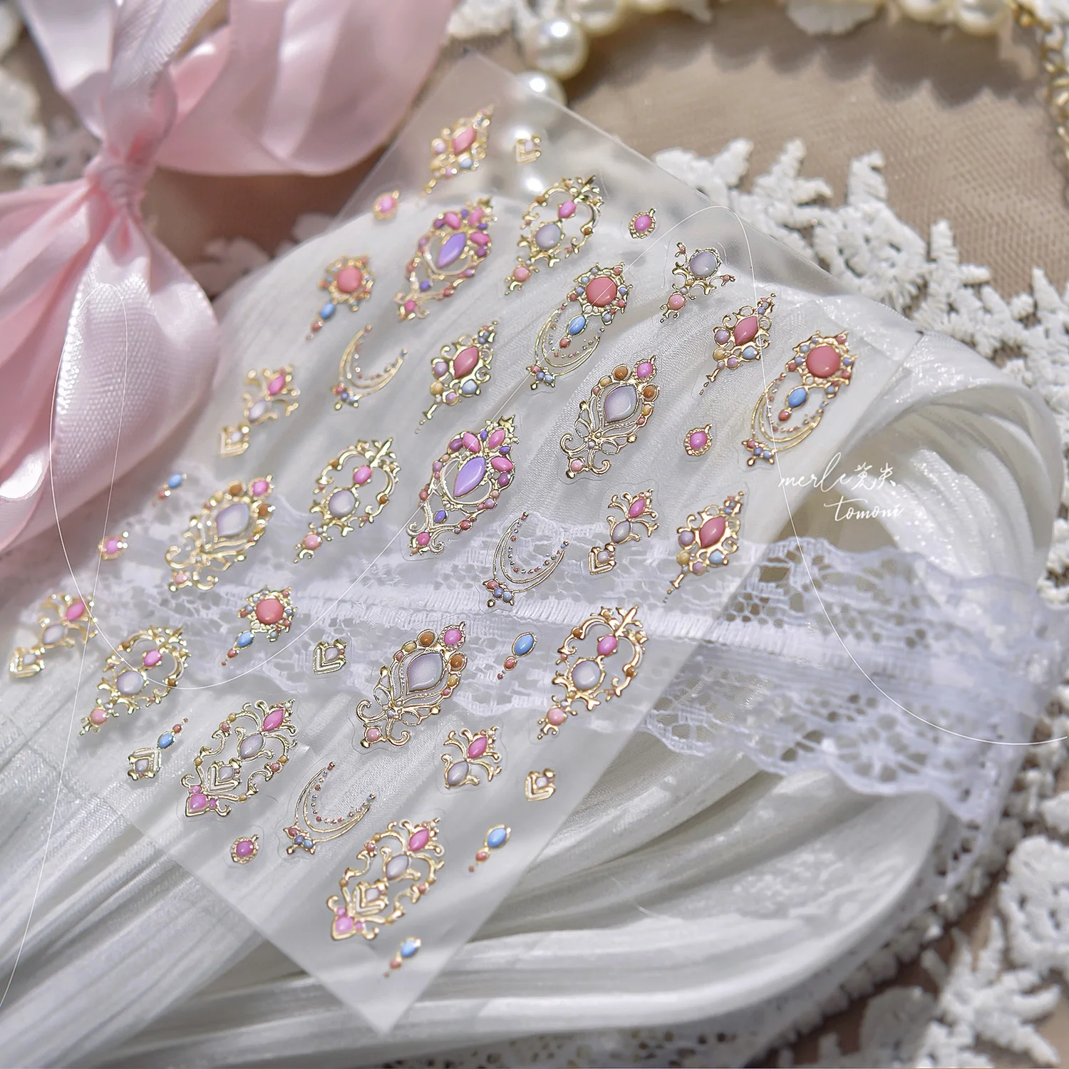 Eleganti adesivi per nail art 5D con scettro dorato Splendide pietre preziose di lusso con motivo cortale, cornice per collana, decalcomanie per manicure autoadesive