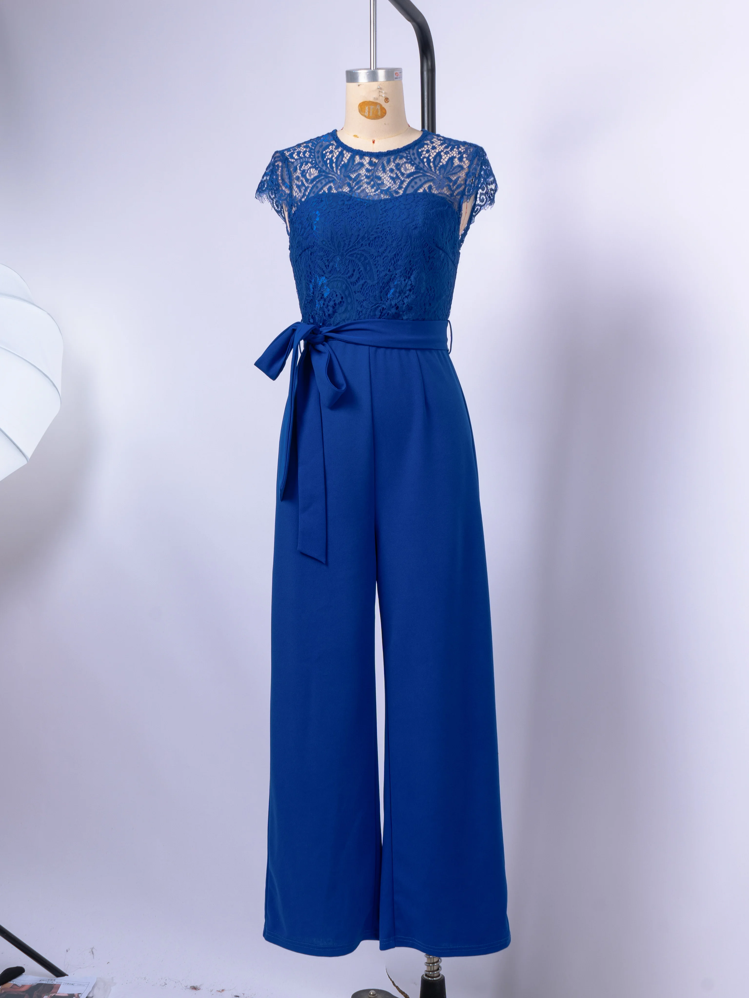 Damen-Sommer-Jumpsuit aus Spitze mit weitem Bein, formelles Outfit für Hochzeitsgäste, eleganter Frühlings-Overall mit Gürtel, kurzen Ärmeln, für Party und Abendveranstaltungen. – Detail 6