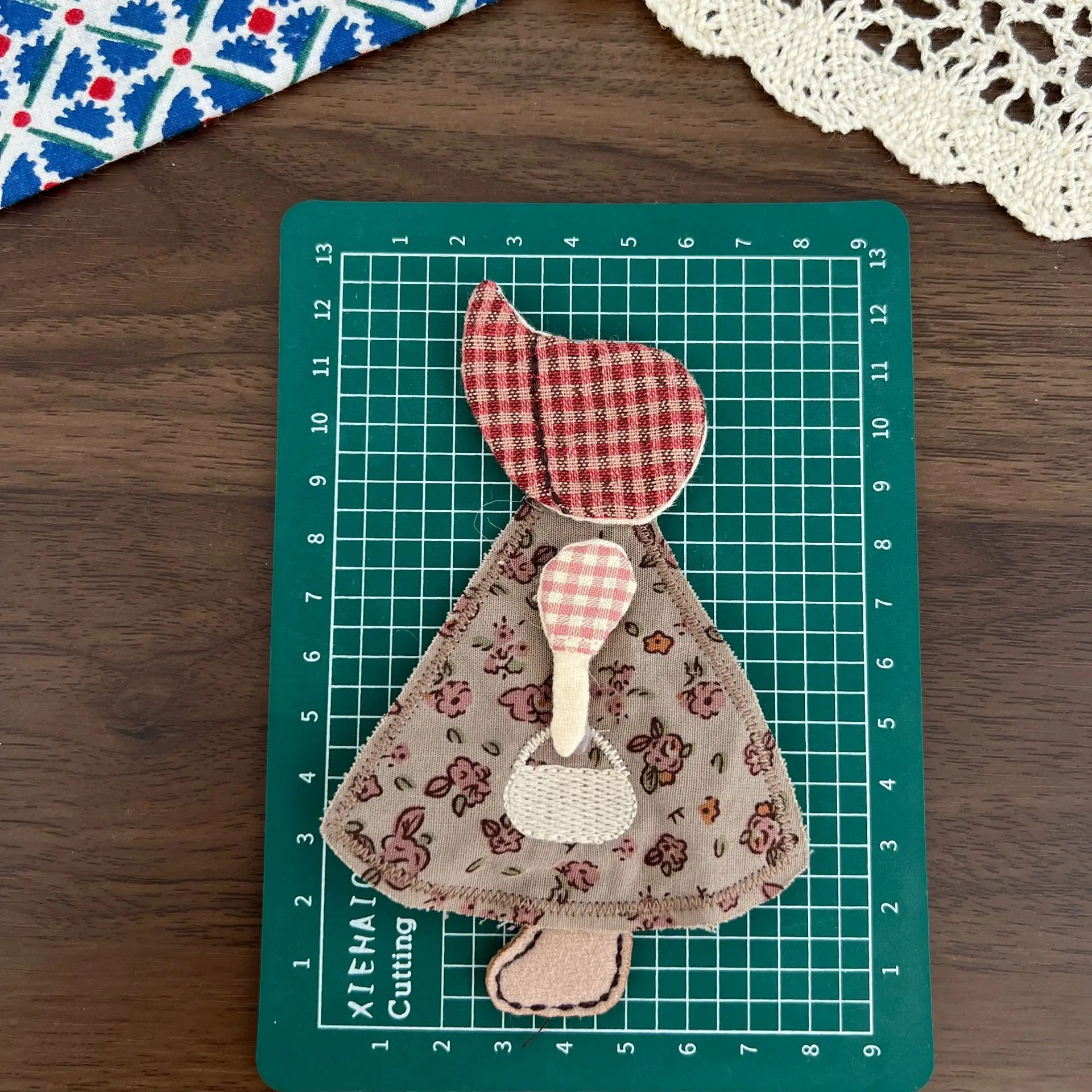 Brooch Pin DIY Accessory Retro Girl Floral Dress Cloth Patch Craft Material for Scarf Hat Bag Decoration Lightweight