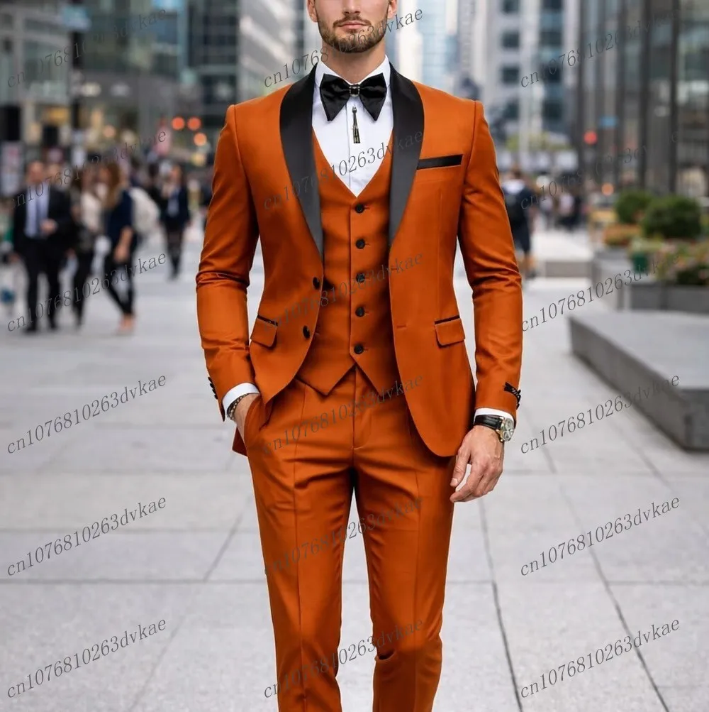 

Мужской костюм-тройка (пиджак, жилет, брюки) темно-оранжевого цвета с черным воротником для свадьбы, вечеринки, выпускного, деловых мероприятий, для жениха и шафера
