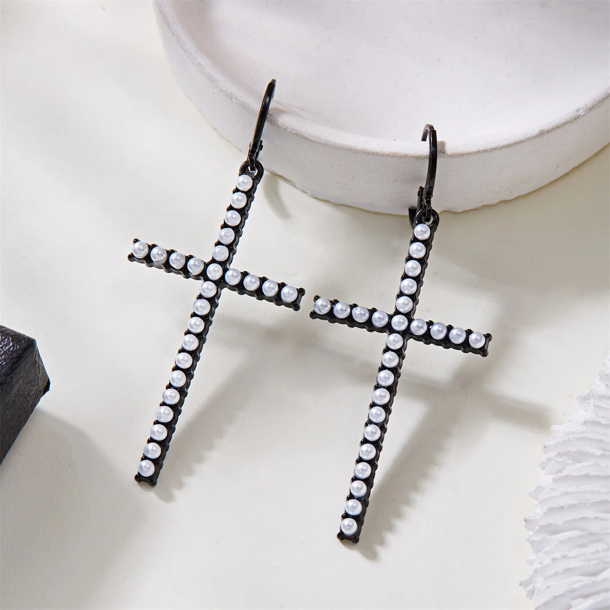 Pendientes minimalistas de moda con forma de cruz de perla de imitación de circón para mujer, aretes colgantes de cruz de Jesús gótico Punk, joyería de fiesta