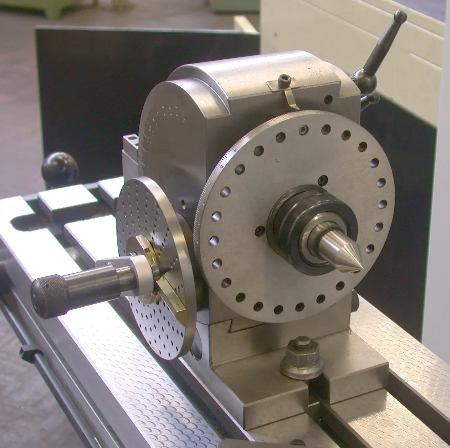 

-Index Center BS Series Semi-Universal Dividing Head