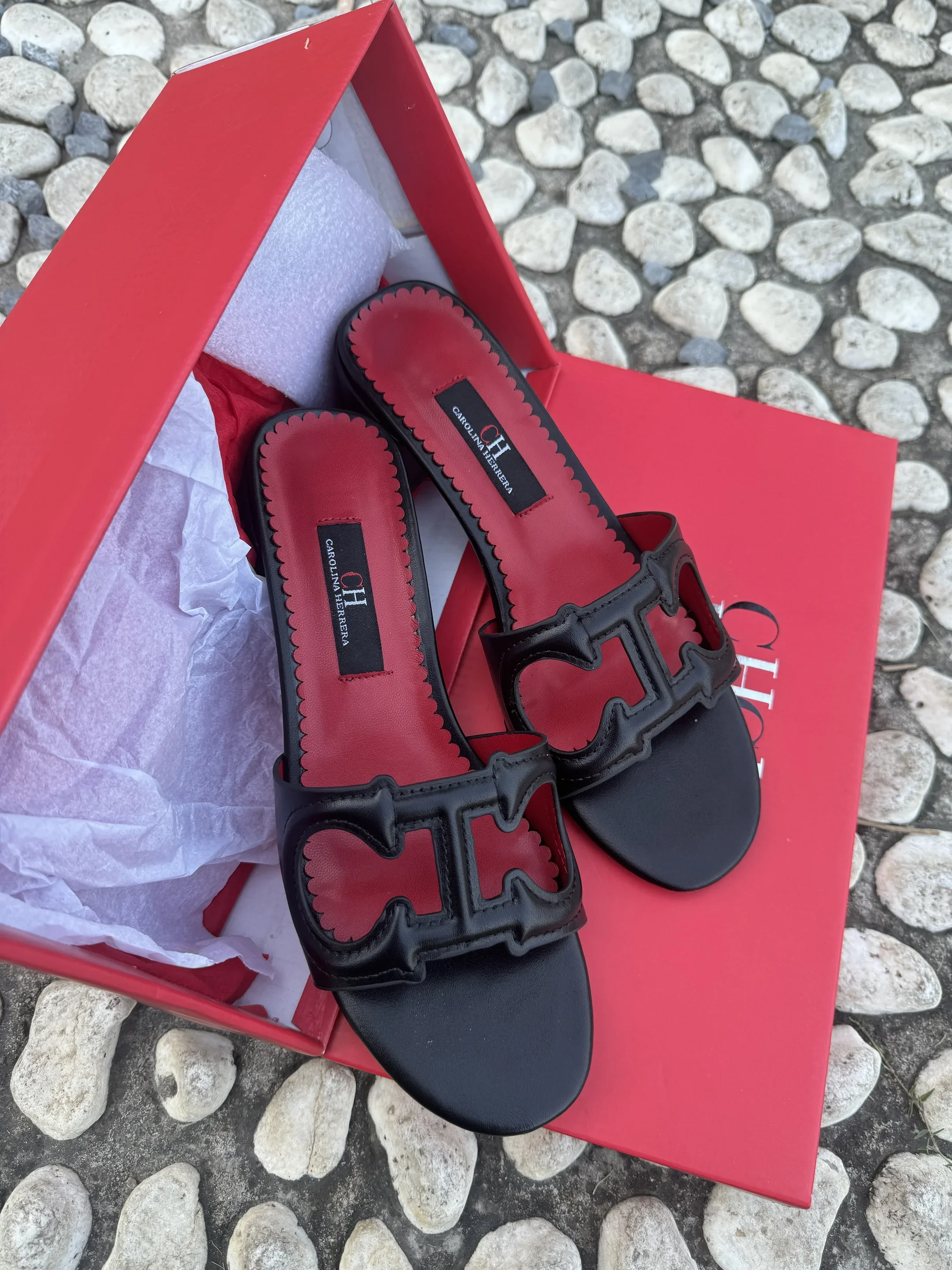 CH New Slippers Women's Home Slippers Wearable Flat 2025 Simple Style sandals Openwork Design Elegant Lady Shoes image 3