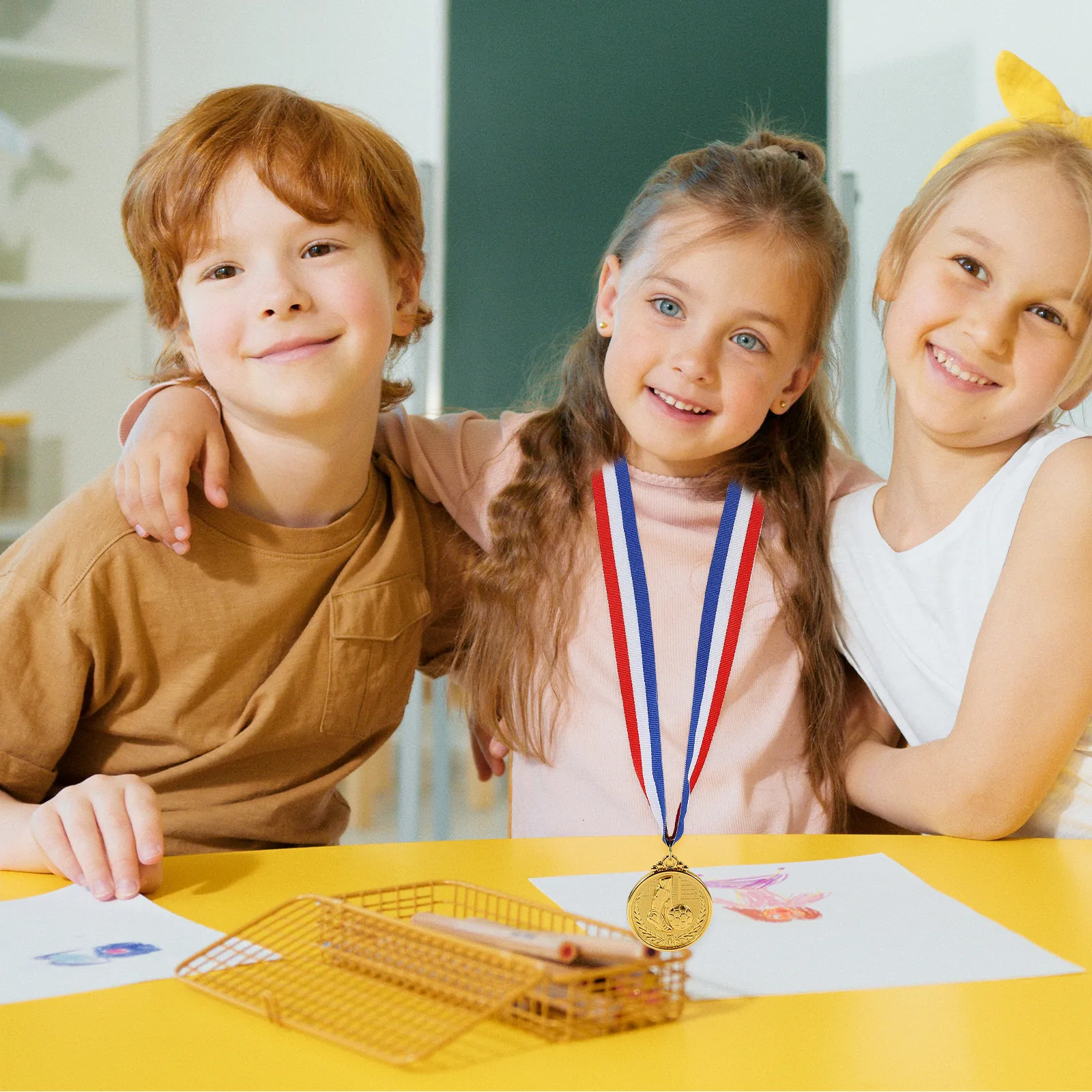 

Football Medals Zinc Alloy Smooth Round Edges Non-Irritating Lightweight for Student Awards Adult Recognition Contest Reward