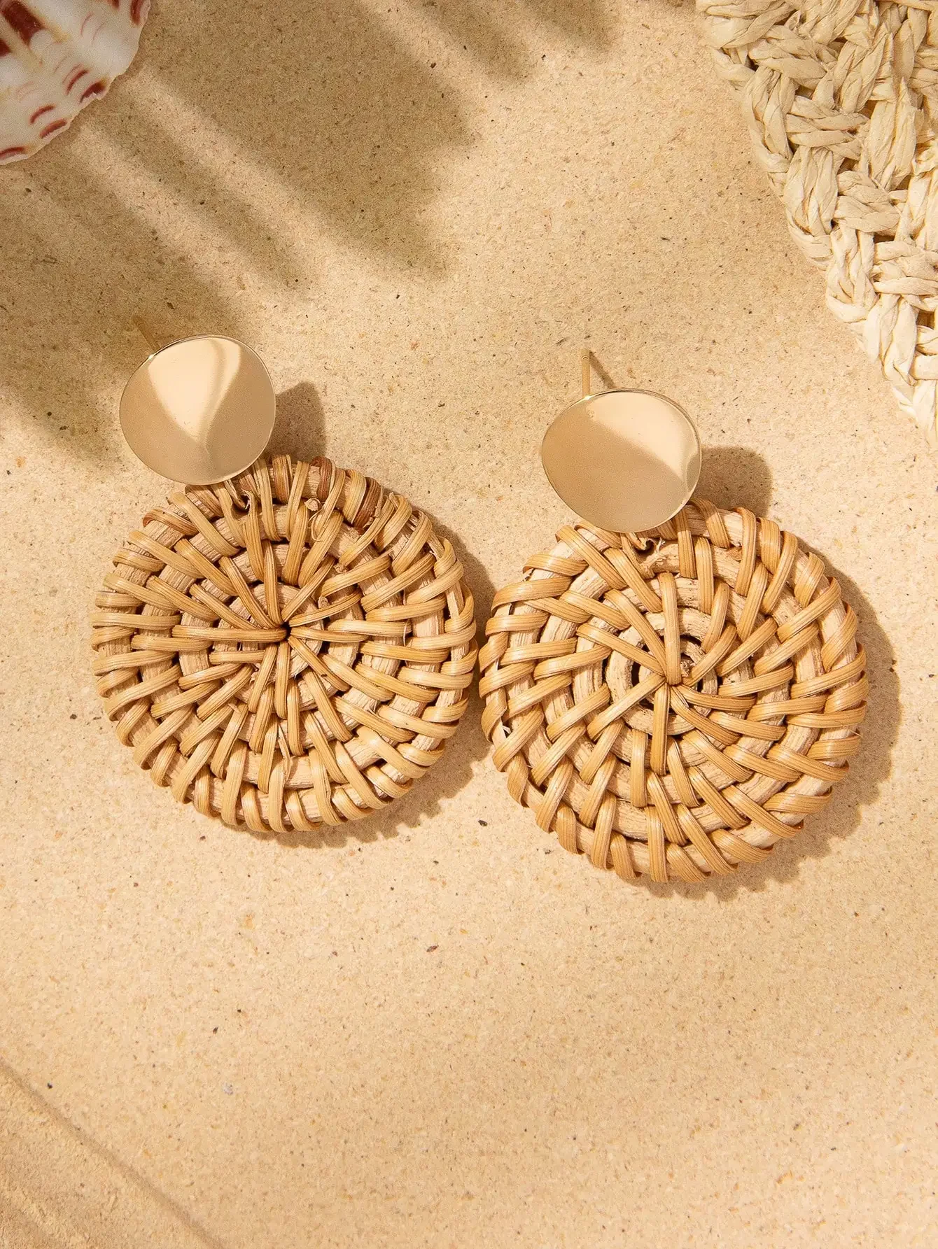 Vintage Brown Rattan Stud Earrings Gold Geometric Round Stud Earrings for Women Seaside Vacation Beach Party Jewelry Gift