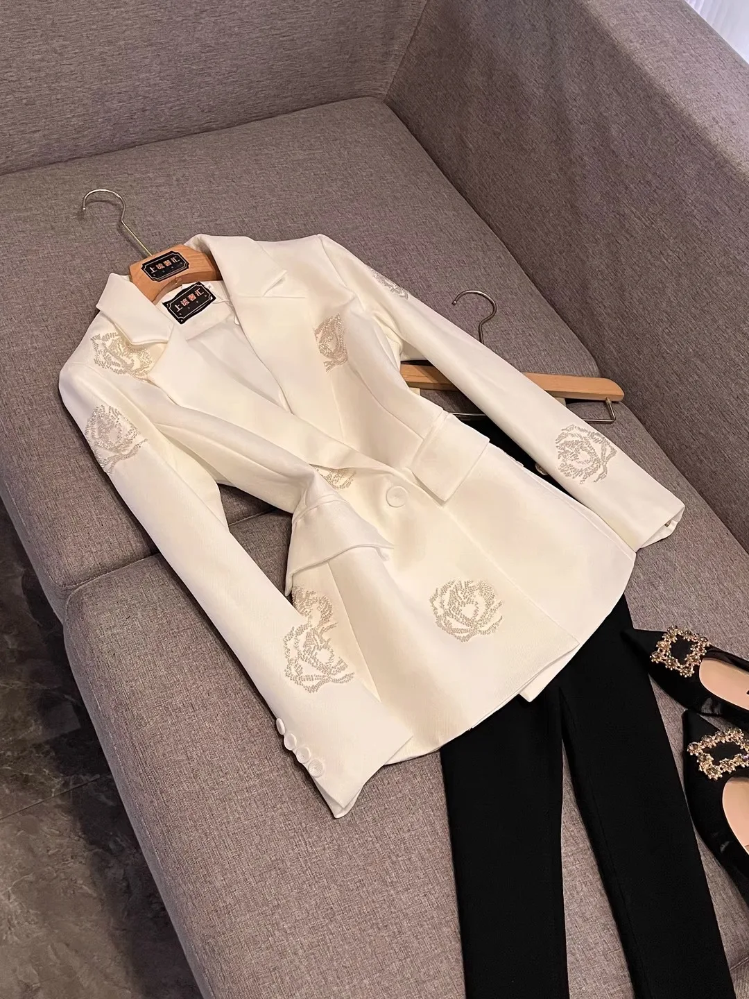 

Белый однотонный женский костюм с тяжелыми бусинами, универсальная спортивная одежда, длинное пальто на пуговицах све X89