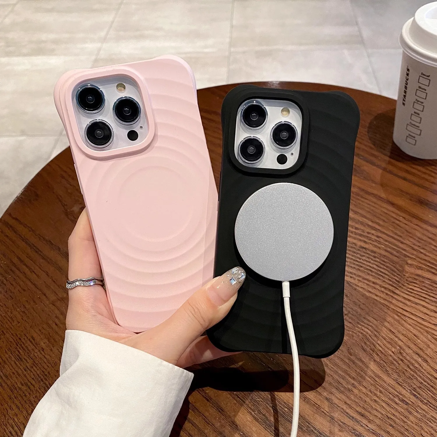 Applicable à iPhone16promax, étui de téléphone portable en silicone liquide magnétique ondulé, étui de protection anti-chute à quatre coins pour iphone 15