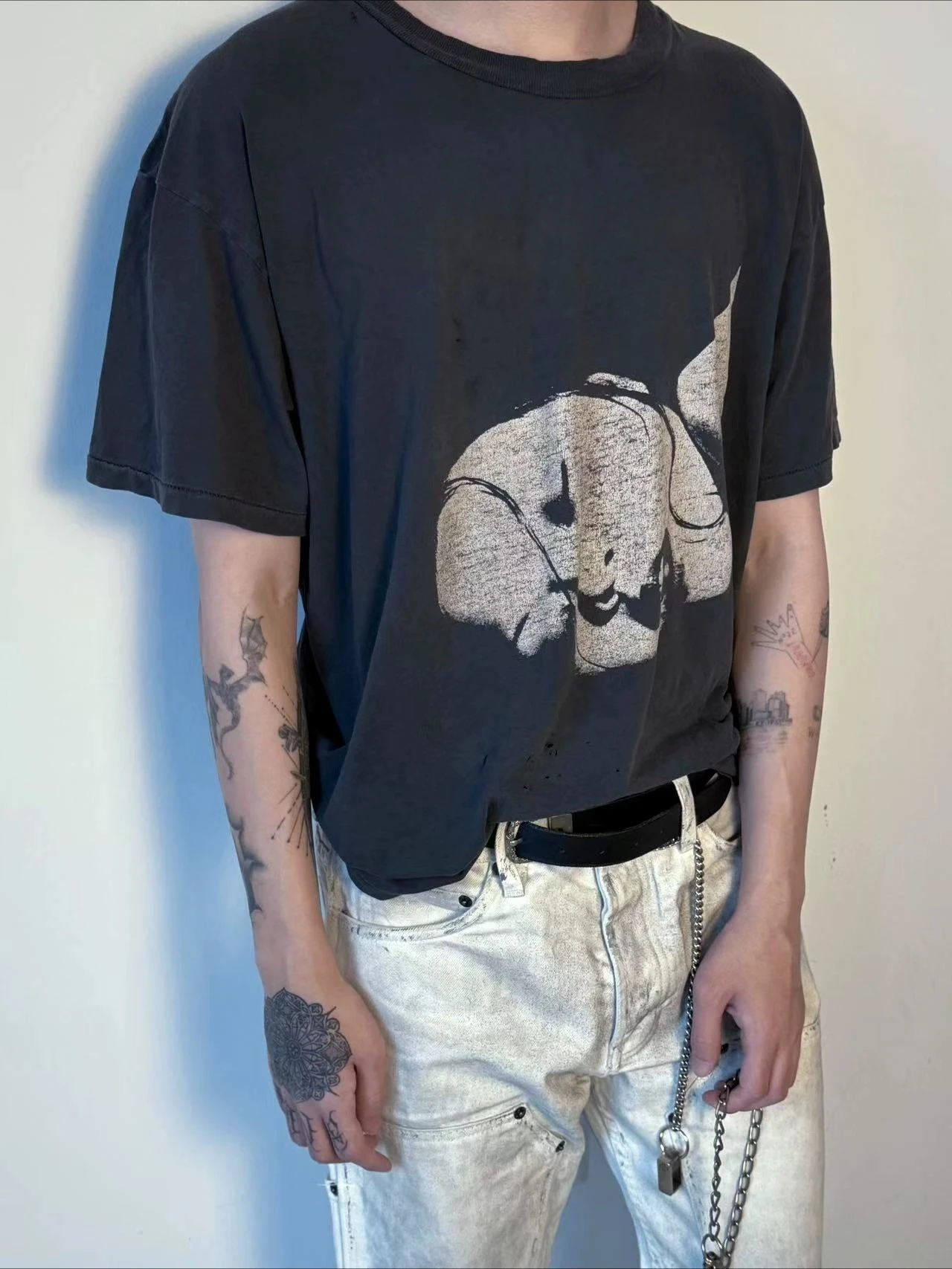 ER/D Sleeping Magic Sound Woman Portrait Sample Wash Destroy Short Sleeve Tee