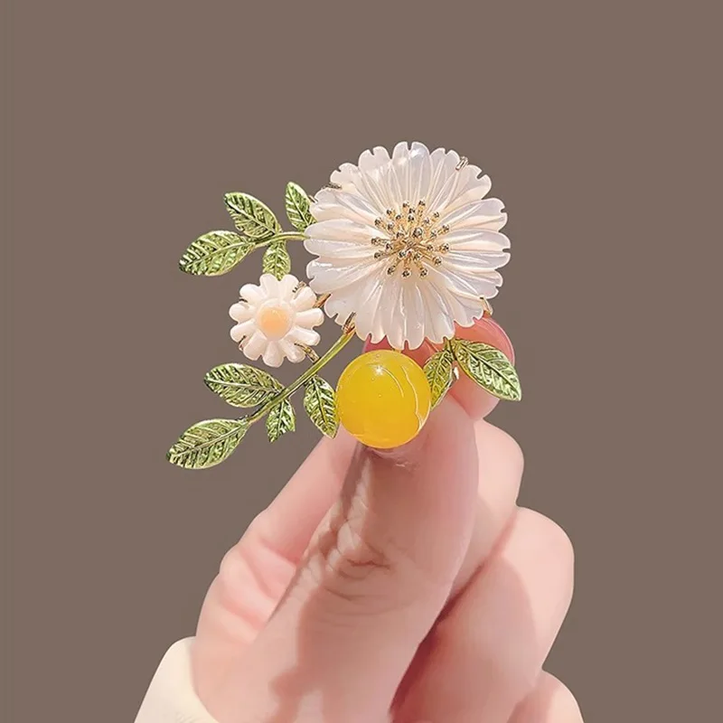 Fashion Enamel Sakura Flower Brooches For Women Romantic Cute Pearl Daisy Flower Brooch Party Office Laple Pins Jewelry Gifts