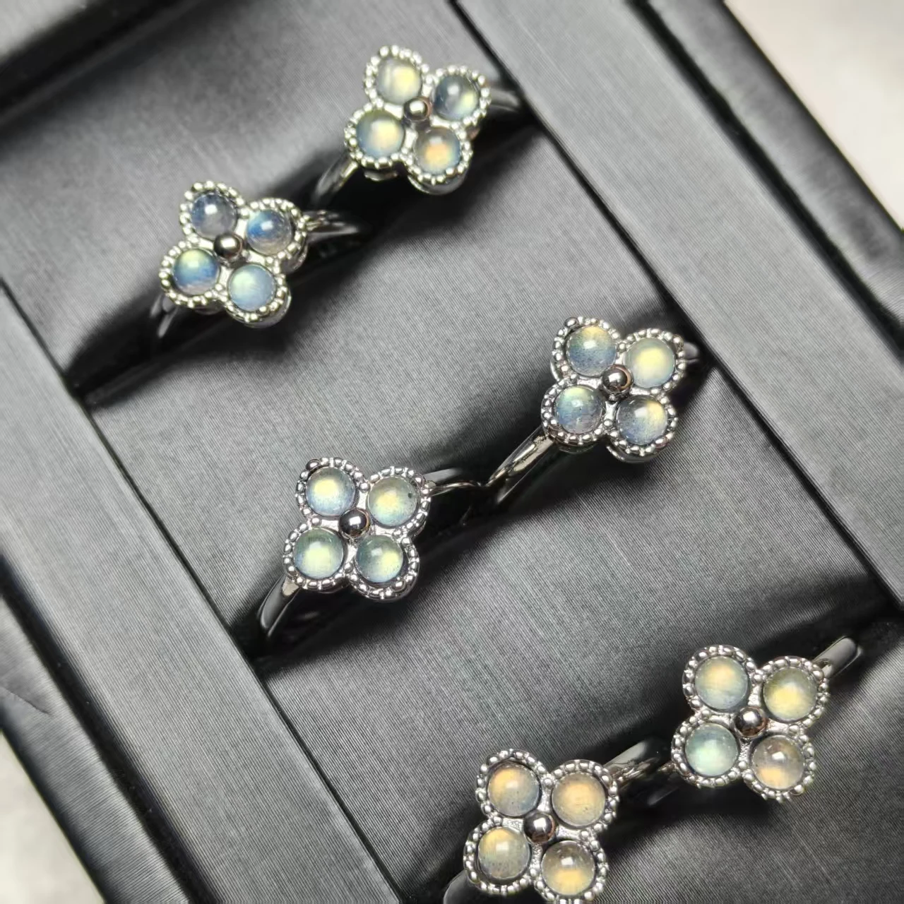 Xingyu Natürlicher Labradorit-Blumen-Ringhalter aus Kupfer, Modischer Hochwertiger Schmuck, Bewegliche Ringe mit Verstellbarer Öffnung als Geschenk – Detail 5