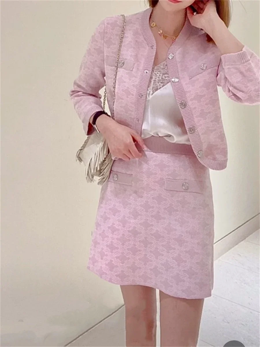 Conjunto de punto Rosa Jacquard con Logo para mujer, minifalda de cintura elástica o suéter de manga corta con cuello redondo o cárdigan de botonadura única