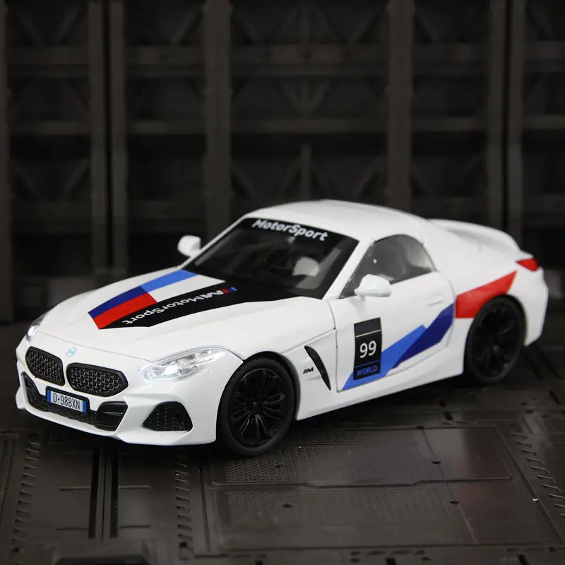 

1:22 BMW Z4 alloy car model ornaments pull back acousto-optic children's toys doors and hood trunk can be opened.