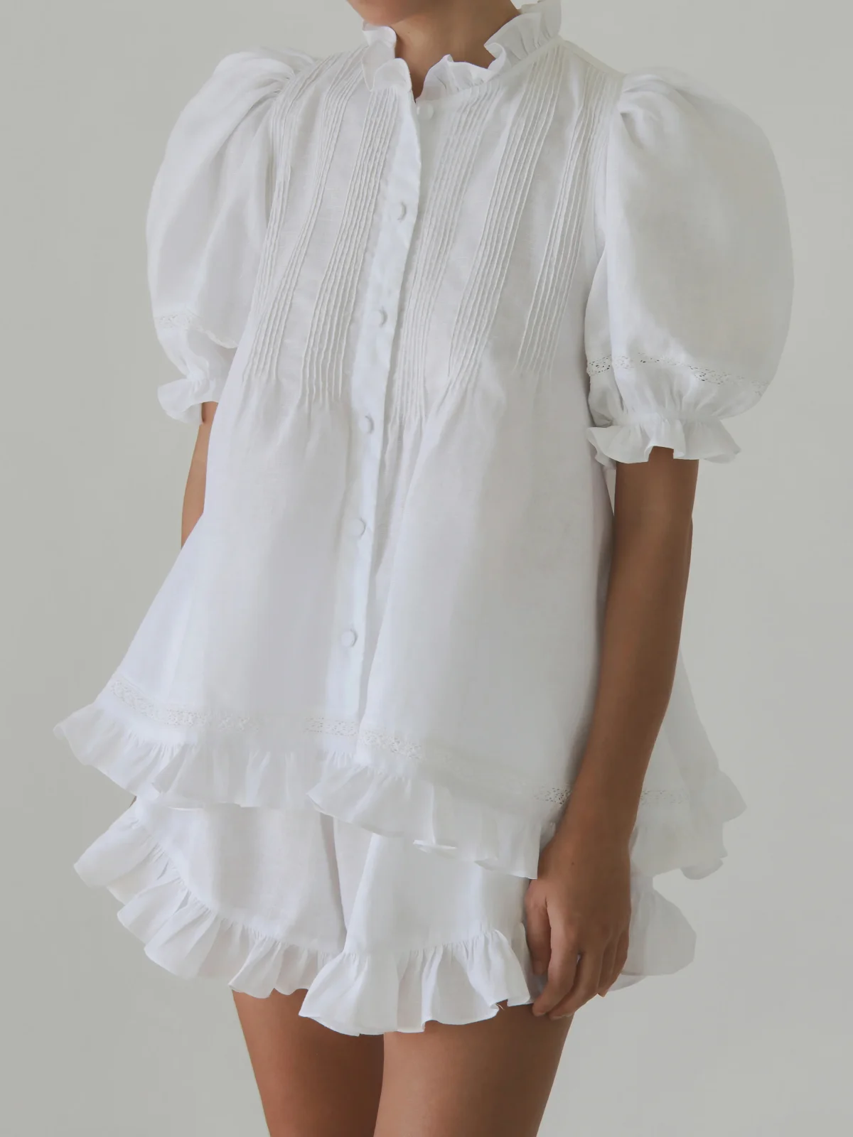 

Костюм женский из 100% льна, белый, 2 предмета: блузка с рюшами на воротнике и пышными рукавами + шорты на резинке, повседневный свободный комплект