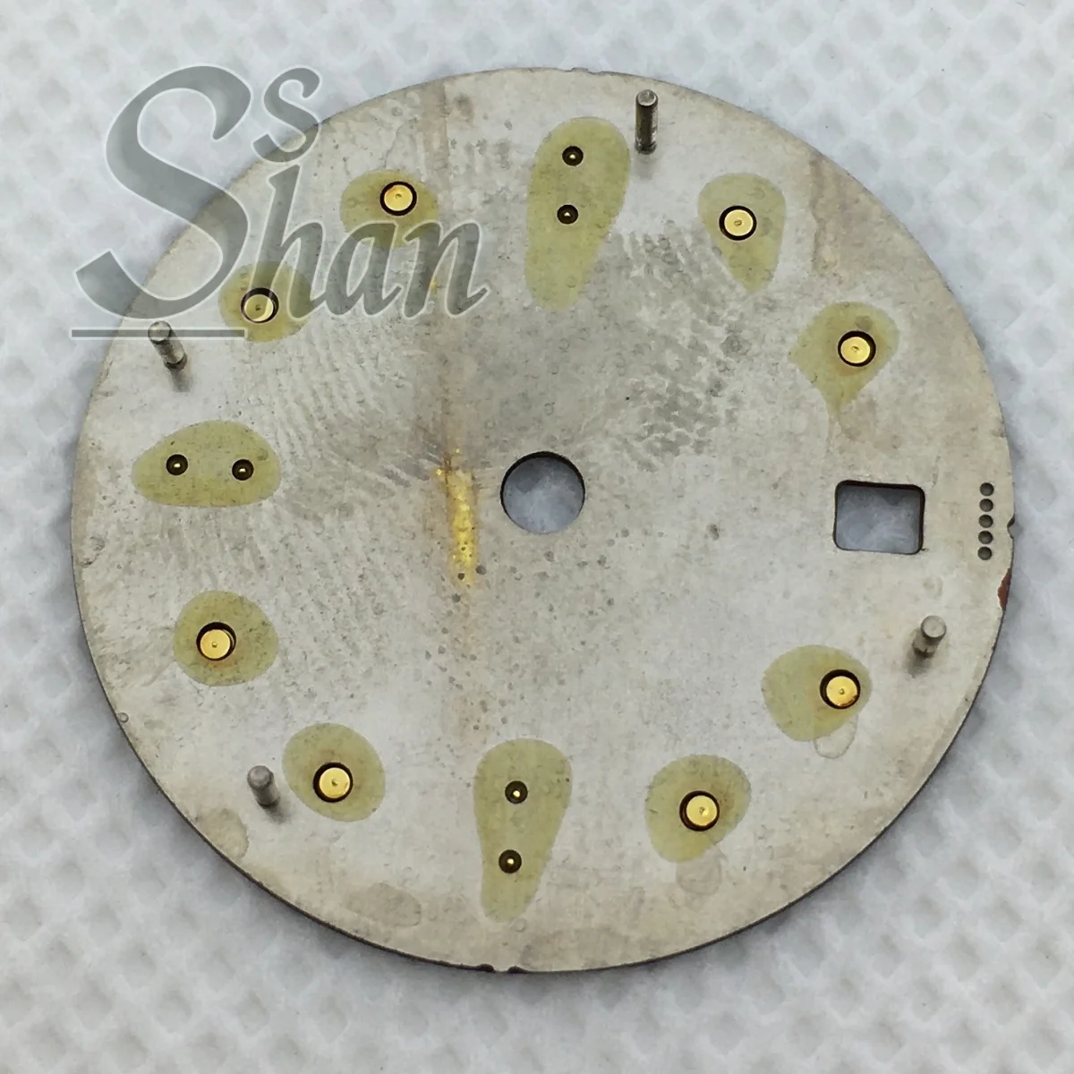 Das 29-mm-Sunburst-Zifferblatt NH34A mit braunem Sunburst-Zifferblatt ist mit dem Automatikwerk NH34A GMT mit Datumsfenster ausgestattet