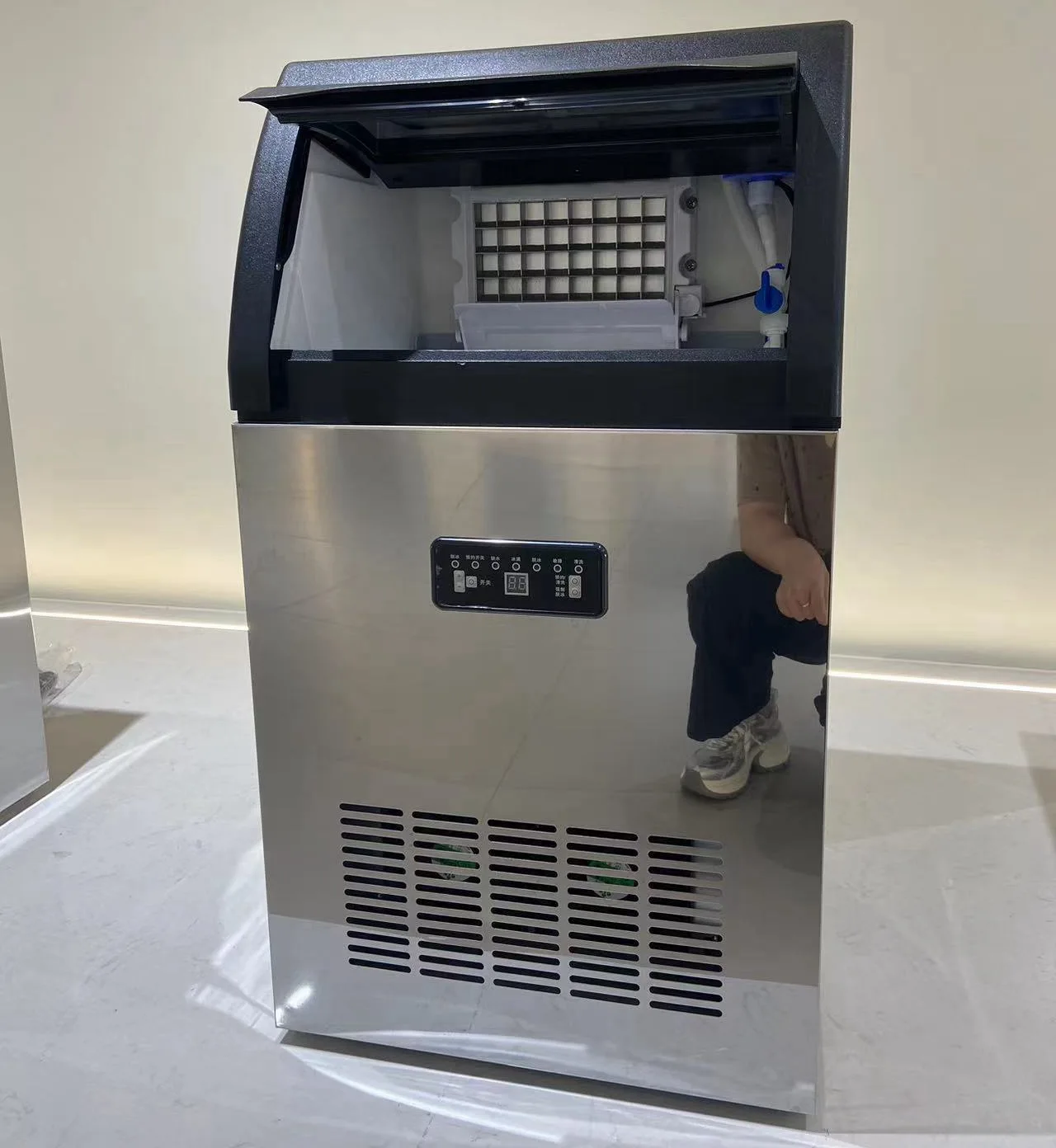 9- Commercial Stainless Steel Ice Maker with air Cooling, Fully Automated for Round-the-clock Production of Cube Ice