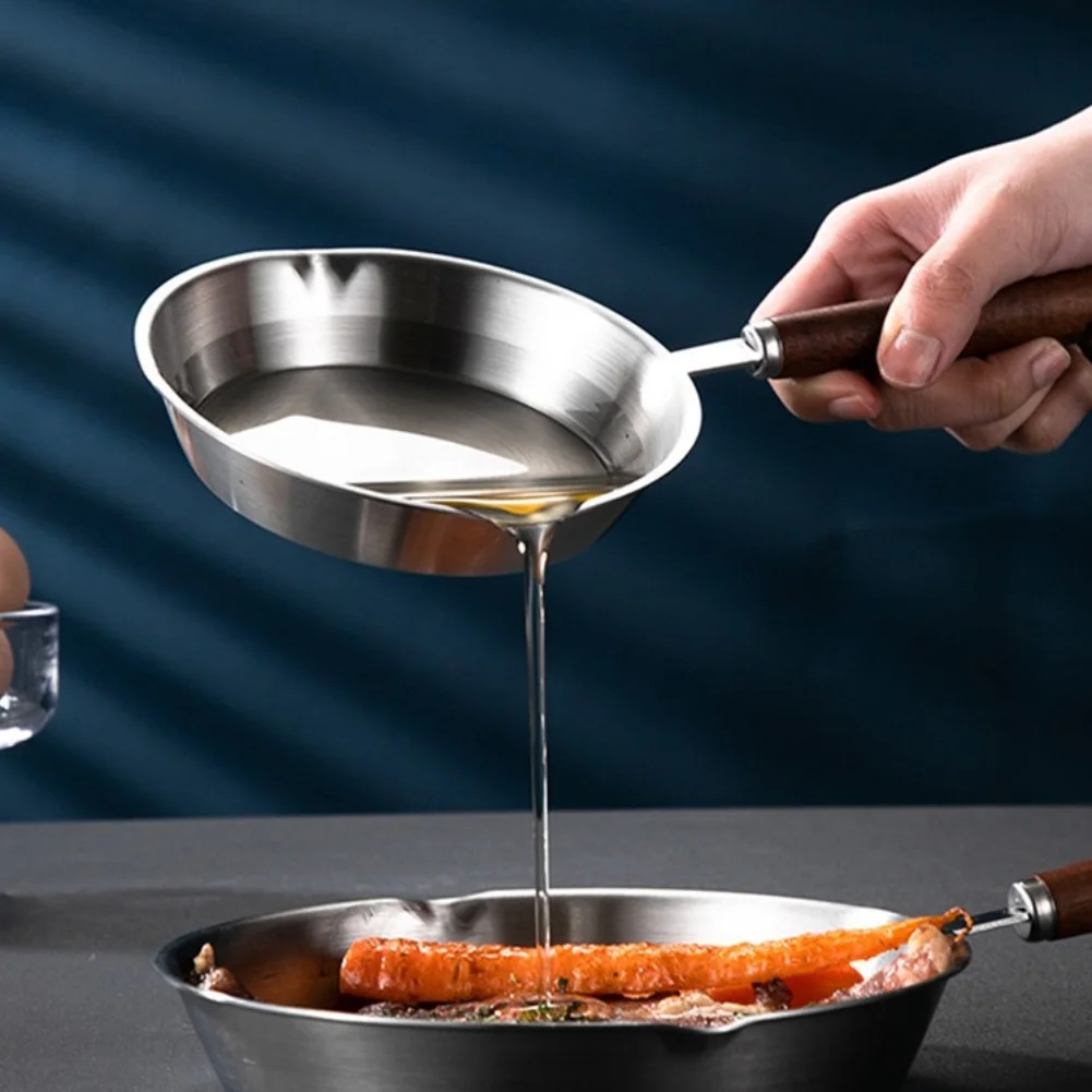 مقلاة من الفولاذ المقاوم للصدأ 304 بتصميم سلس ومقبض خشبي مقاوم للحرارة لسهولة المناورة والتنظيف