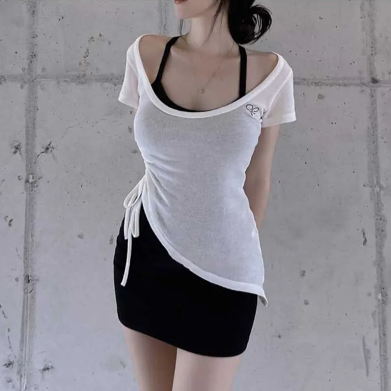 

Женский облегающий сексуальный комплект из двух предметов: тонкий полупрозрачный худи с круглым вырезом и длинными рукавами, а также топ на бретельках.