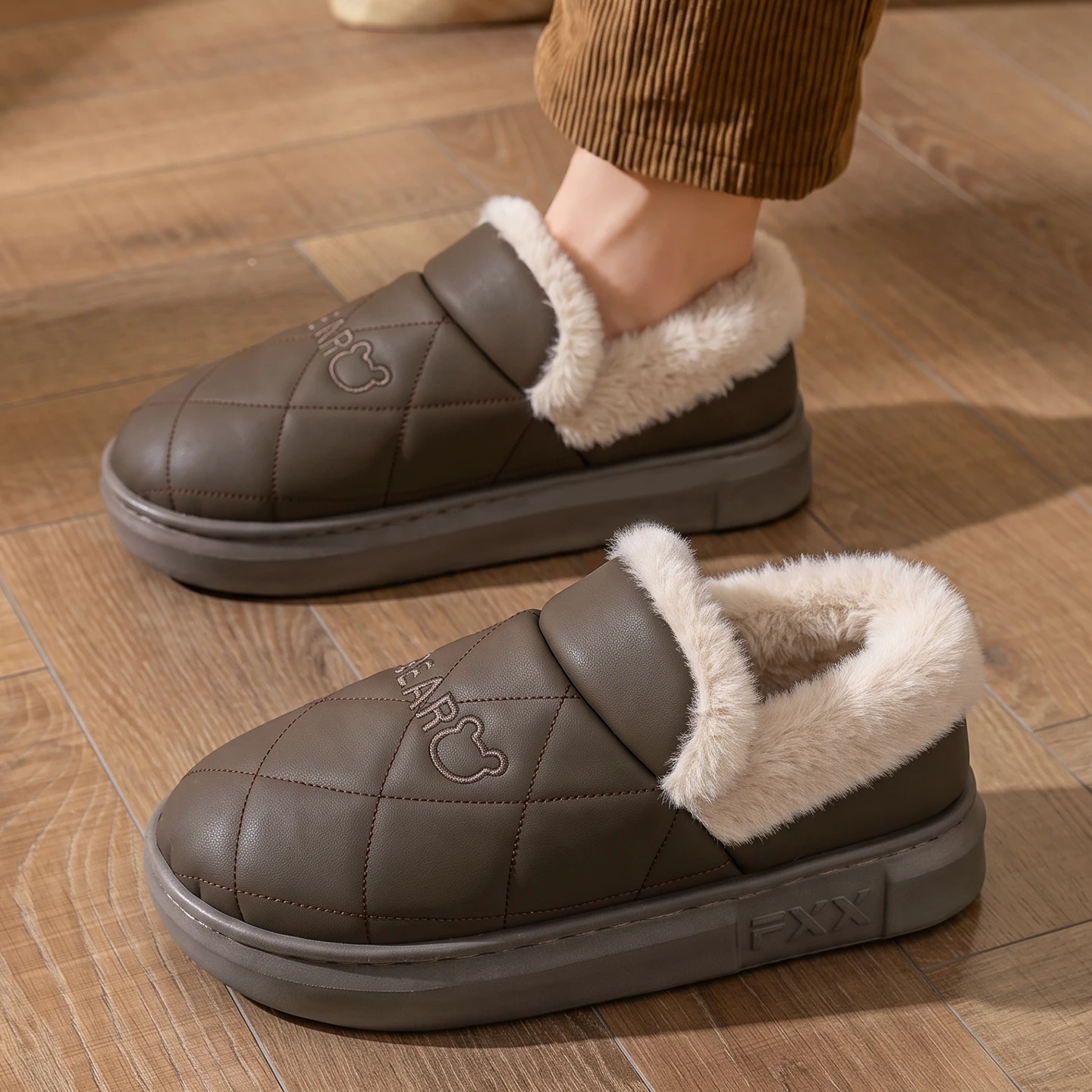 Winter Wasserdichte Hausschuhe für Damen und Herren, Warme Plüsch-Hausschuhe mit Dicker Sohle, Bären-Stickerei, Rutschfeste Indoor-Baumwoll-Fell-Schuhe – Detail 17
