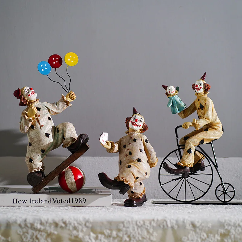 Nordic Vintage Circus Clown Figurine, Poker Balloon Jester Statue, Creative Home Decor, Artistic Character Ornament Room Display