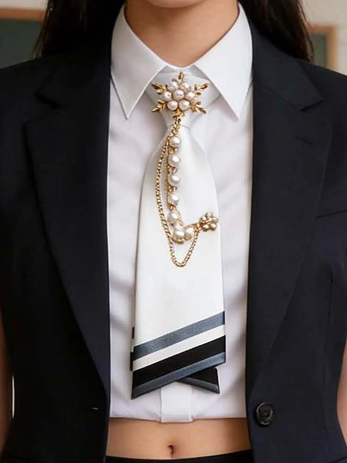 Pre-Tied Imitation Pearl Tie, Metal Necklace Accent, Satin School Tie, Essential for Shirts, Uniforms, Parties, Graduation, Dail