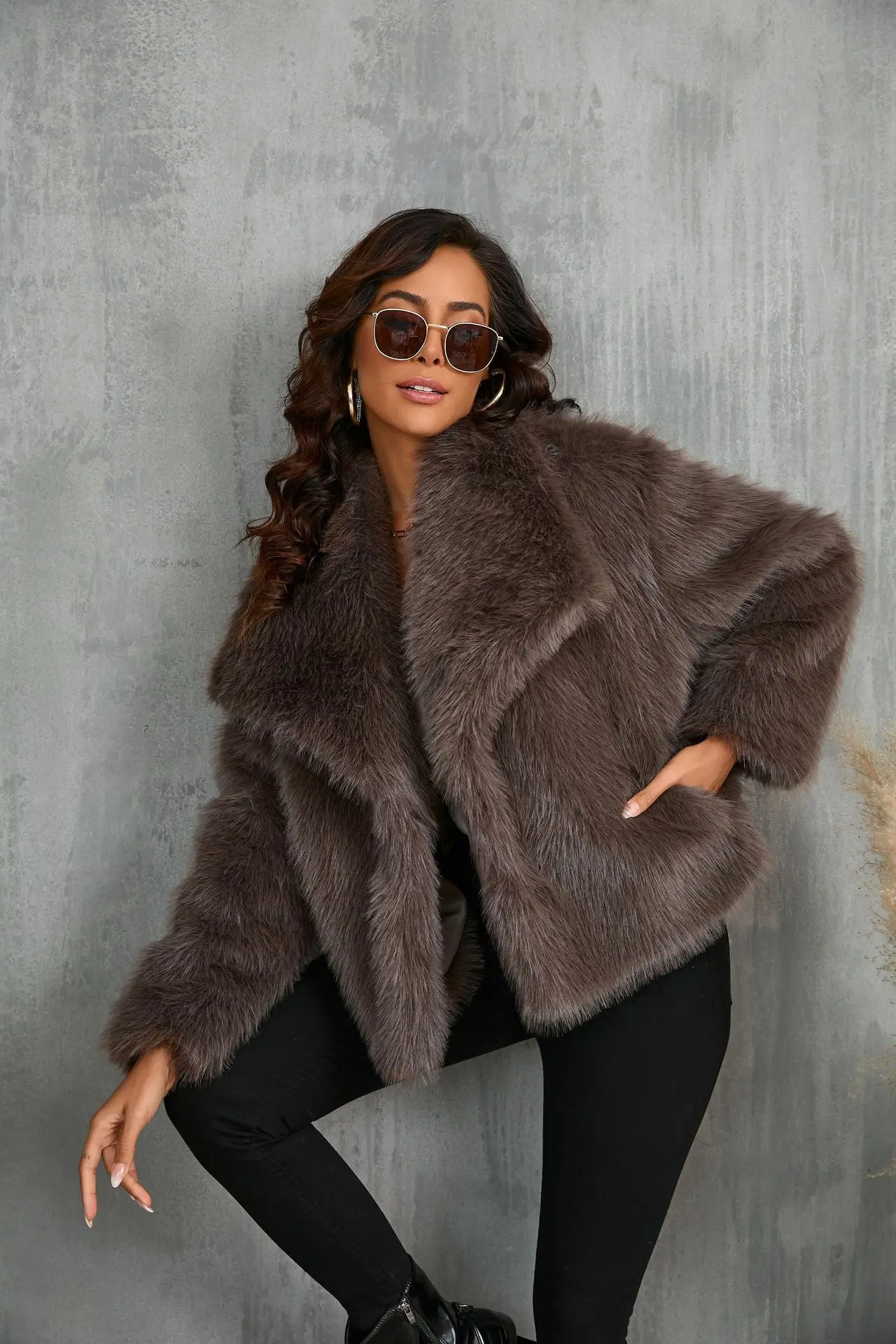 Women's Artificial Fur Coat with Large Lapel Short Fashionable Fox Fur Style Fluffy Plush Clothing for Ladies