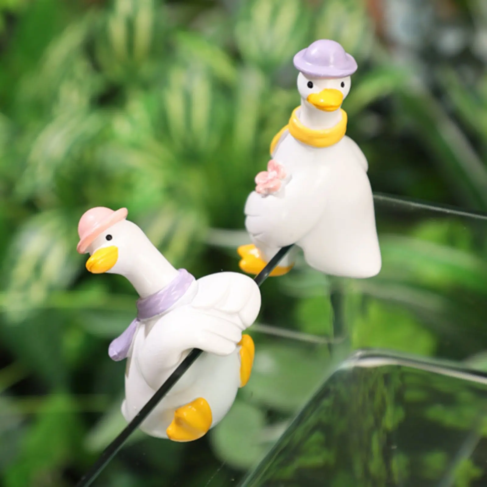 

Resin Goose Pot Hanger Cute Cartoon Design Hanging Goose Decoration Flower Pot Climber Figurine Vivid Landscaping Decoration