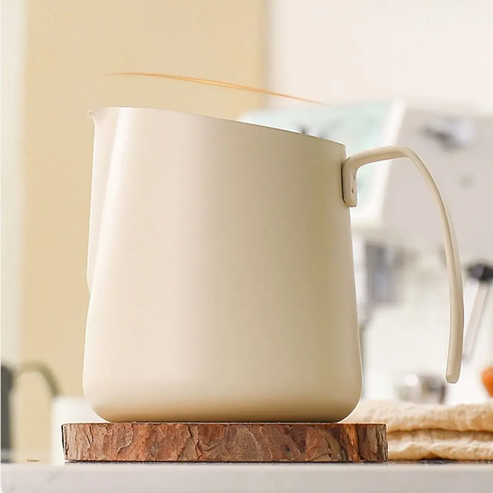 

Кувшин для вспенивания молока из нержавеющей стали, длинный закругленный носик, прозрачная шкала, кувшин для латте, 500/750 мл, дизайн с V-образным вырезом, вспениватель молока для кофе