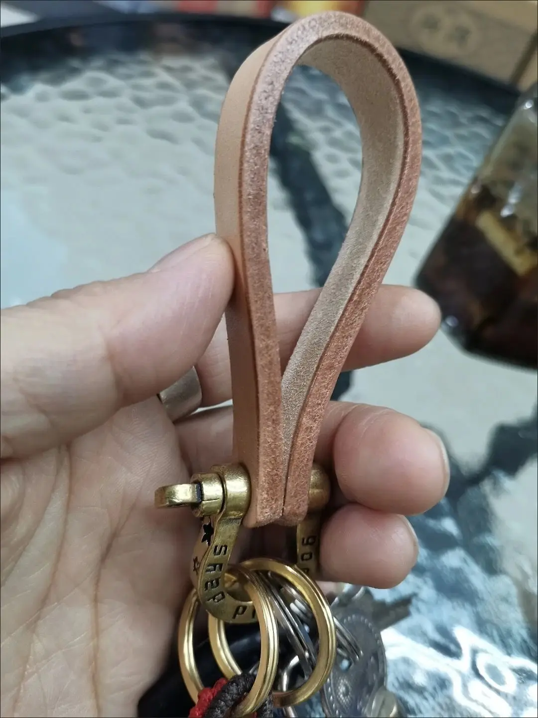 Vintage Messing Pflanzlich Gegerbtes Sattelleder Hufeisenschnalle Handgefertigter Schlüsselanhänger Oberste Schicht Rindsleder Echtes Leder – Detail 7