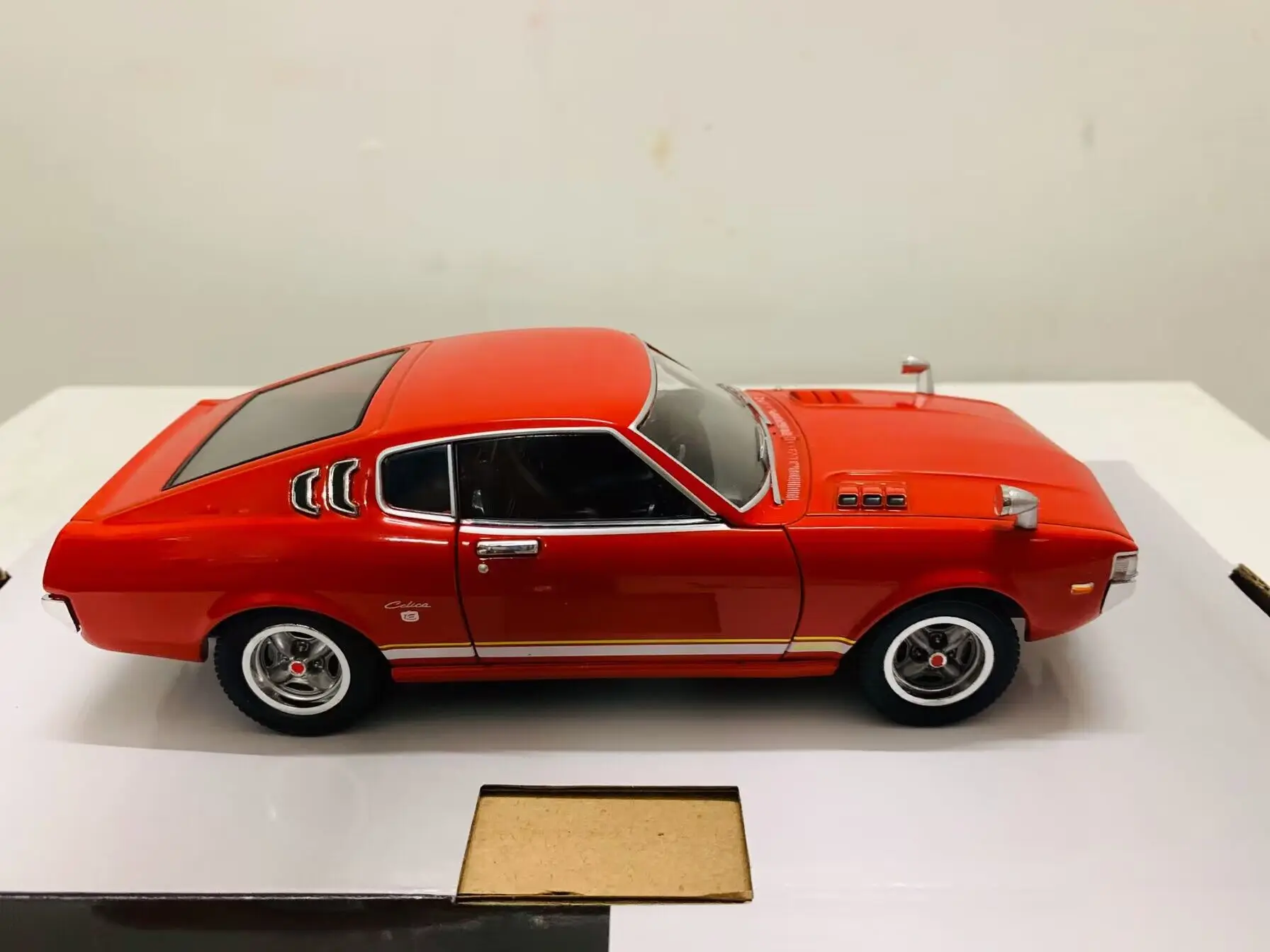 กล่องสีขาว Celica GT2000 2 เปิดประตู 1:24 Scale Die-Cast รุ่นรถของขวัญใหม่