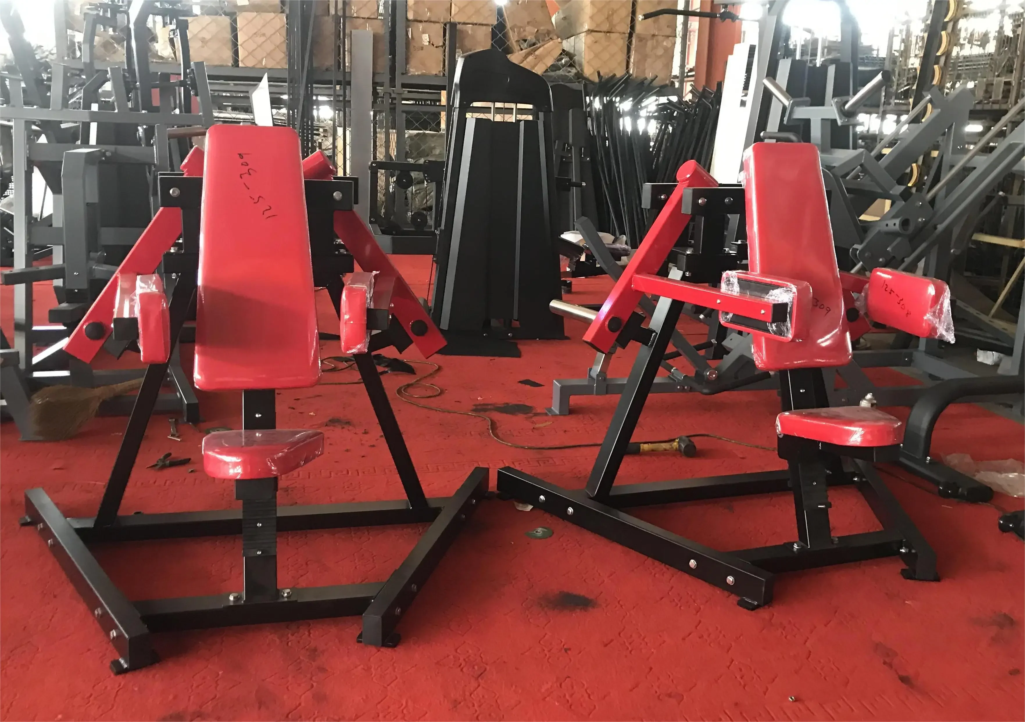 Trenażer do podnoszenia ramion Sprzęt do ćwiczeń fitness Maszyna do podnoszenia bocznego Do użytku komercyjnego Kulturystyka Stymulator mięśni