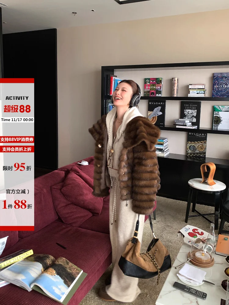 A generous collar faux mink eco-friendly fur coat for women in winter, laid-back and warm