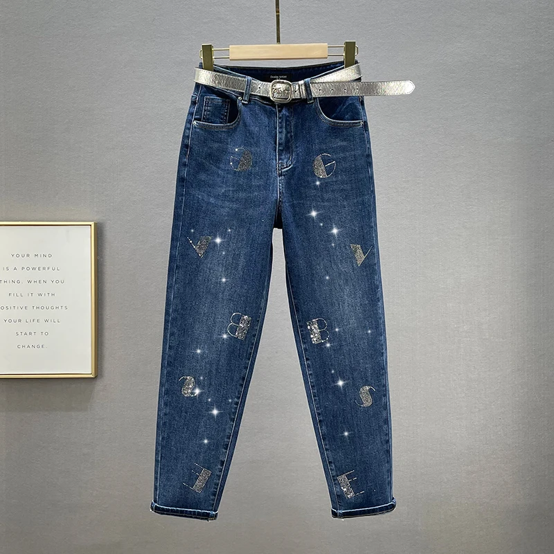 

Модные женские джинсы с высокой талией из хлопкового стрейч-денима, осень 2023, свободные, облегающие, длинные брюки-харлан с вышивкой букв и стразами