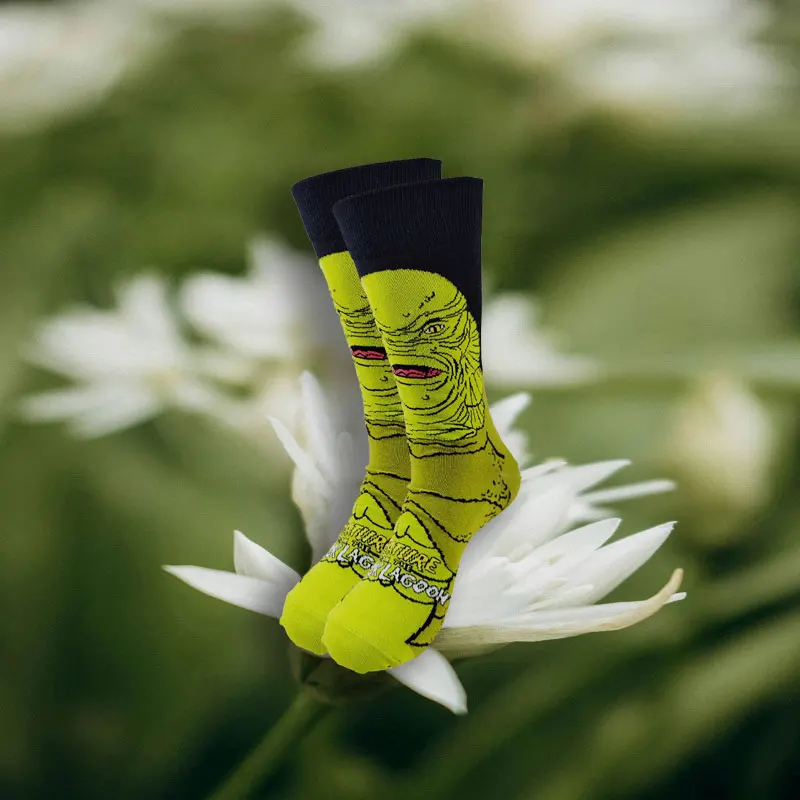 Fashionable design of men's and women's socks in spring and autumn young tube crew socks.