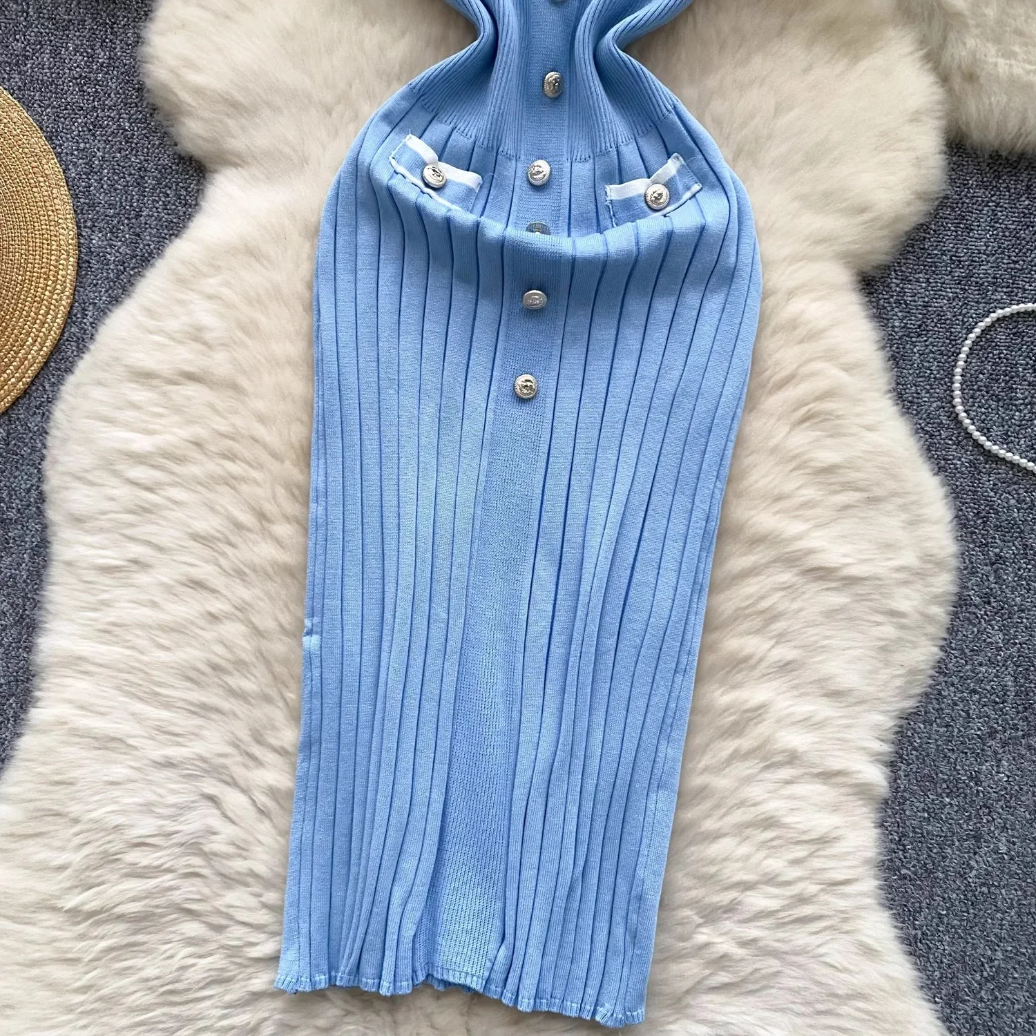 Elegancka, seksowna sukienka dzianinowa z kopertowym krojem, podkreślająca biodra, damska sukienka bodycon z krótkim rękawem i dekoltem w serek, plisowana sukienka swetrowa, sukienka biurowa Vestios
