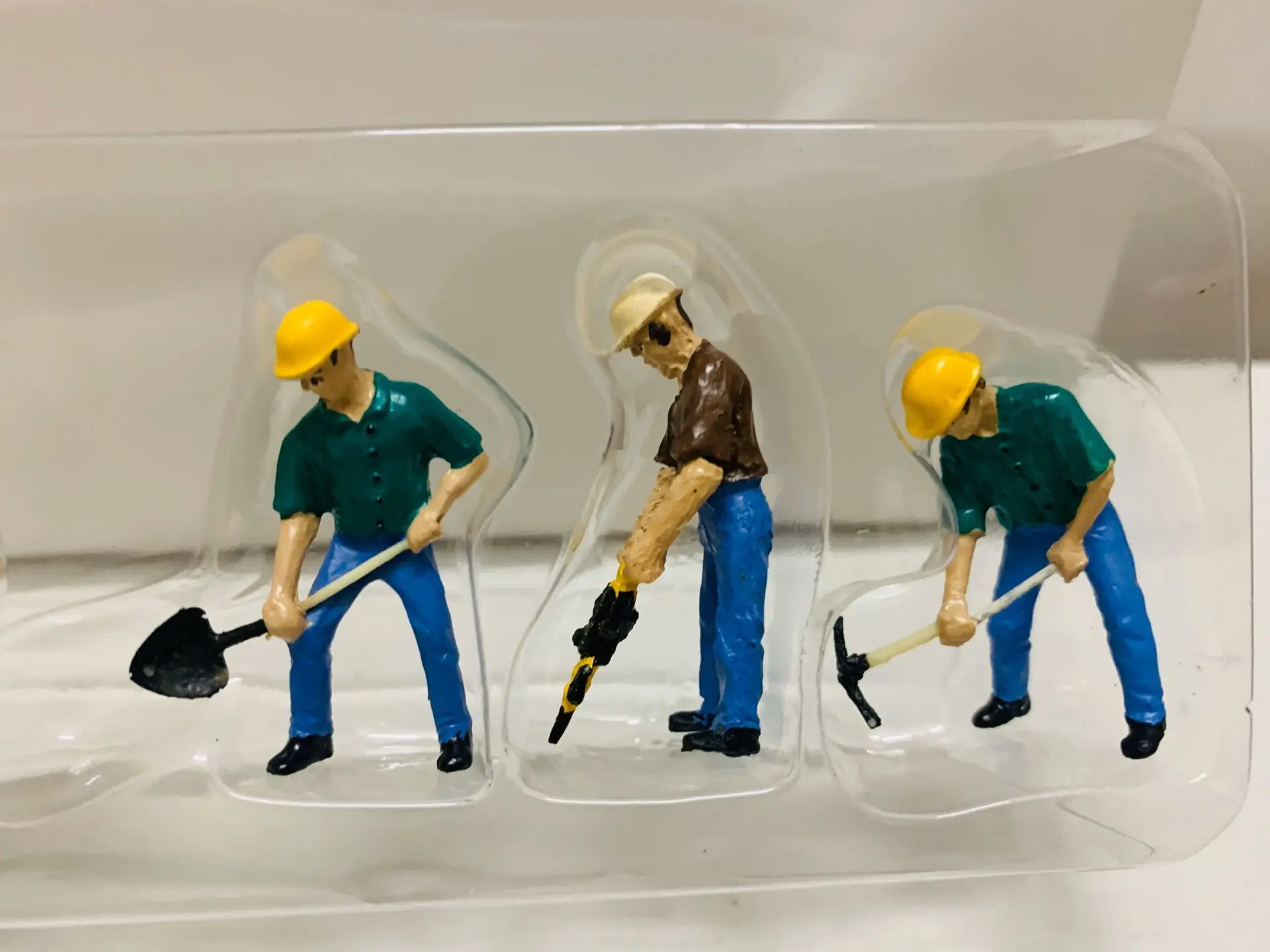 1:50 Scale Plastic Model Engineering Worker Figure 3.9CM(1.5 inch) 6 Pcs !