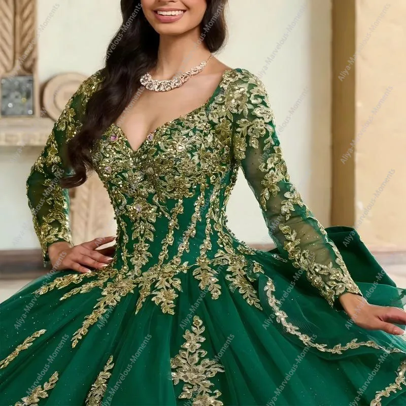 فساتين Quinceanera فاخرة بأكمام طويلة ومزينة بالدانتيل الذهبي باللون الأخضر الزمردي من التول فستان عيد ميلاد الأميرة الحلو 16