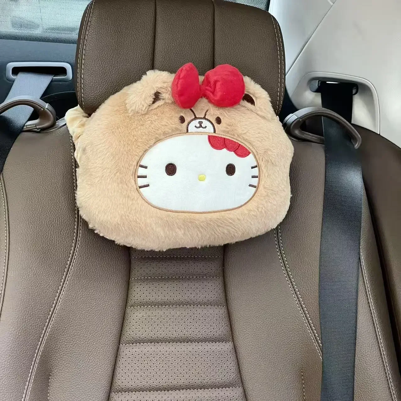 愛らしいハローキティのヘッドレスト、カーシートベルトカバー、車用ぬいぐるみシートクッション、ネックランバーサポート、漫画風クッション、女の子へのプレゼント