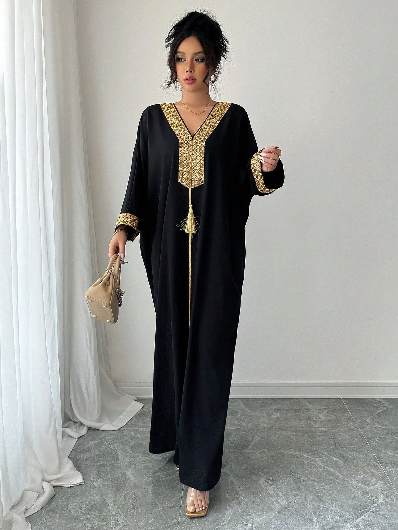 Damen Elegante Loungewear aus schwarzem, drapiertem Stoff mit Goldstickerei, V-Ausschnitt, Quasten und langen Ärmeln – Maxi-Kaftan für den Nahen Osten und Dubai – Detail 6