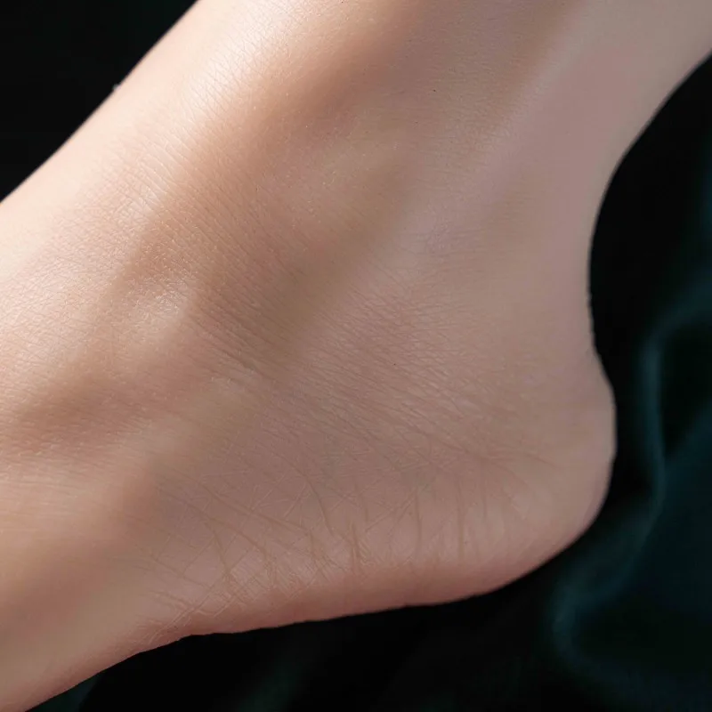 แบบจำลองเท้านางแบบหญิง ทำจากซิลิโคนแพลตตินัม สำหรับจำลองเท้า ใช้เป็นอุปกรณ์ประกอบฉาก รองเท้า ถุงเท้า เครื่องประดับ โชว์สินค้า พร้อมรอยย่นที่พื้นเท้า ขนาดประมาณ 22 ซม.