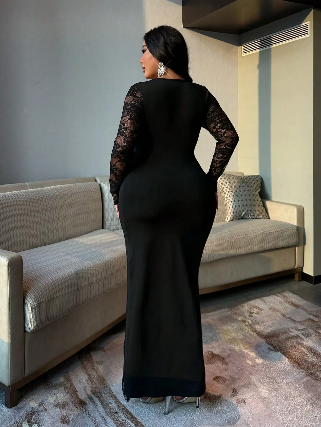 

Элегантное черное платье больших размеров с квадратным вырезом, кружевными вставками, завязками и разрезом по низу, с длинными рукавами