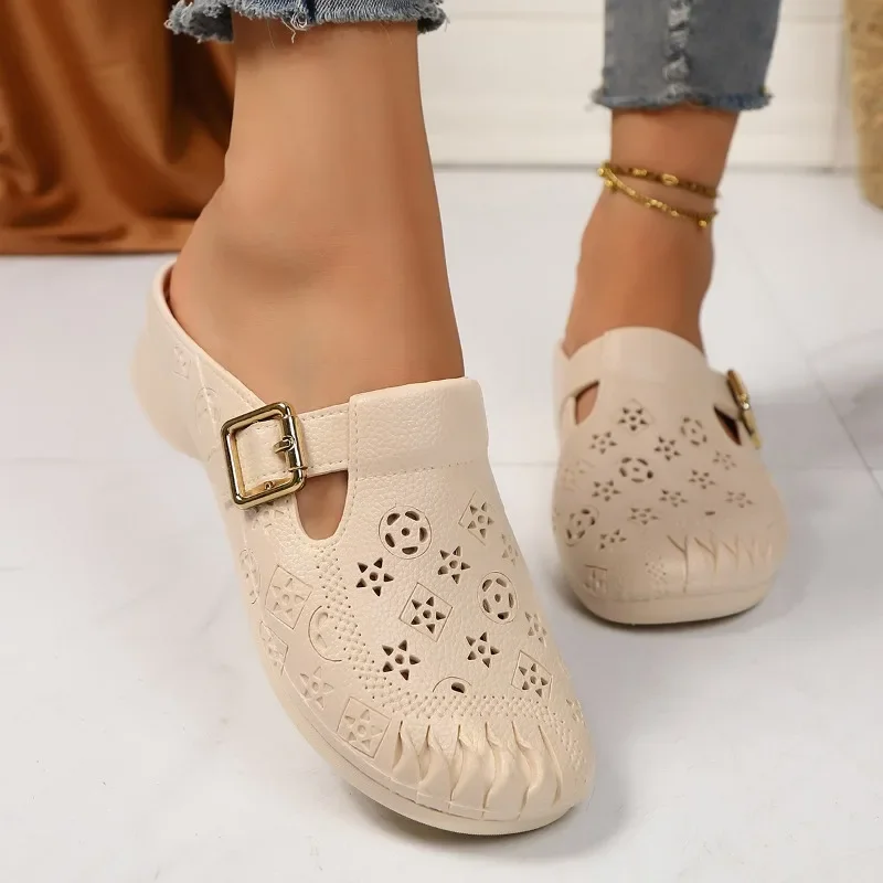 

Лето 2023, новые женские тапочки с закрытым носком, модные уличные повседневные тапочки с пряжкой на ремне, высококачественные лаконичные удобные тапочки на плоской подошве