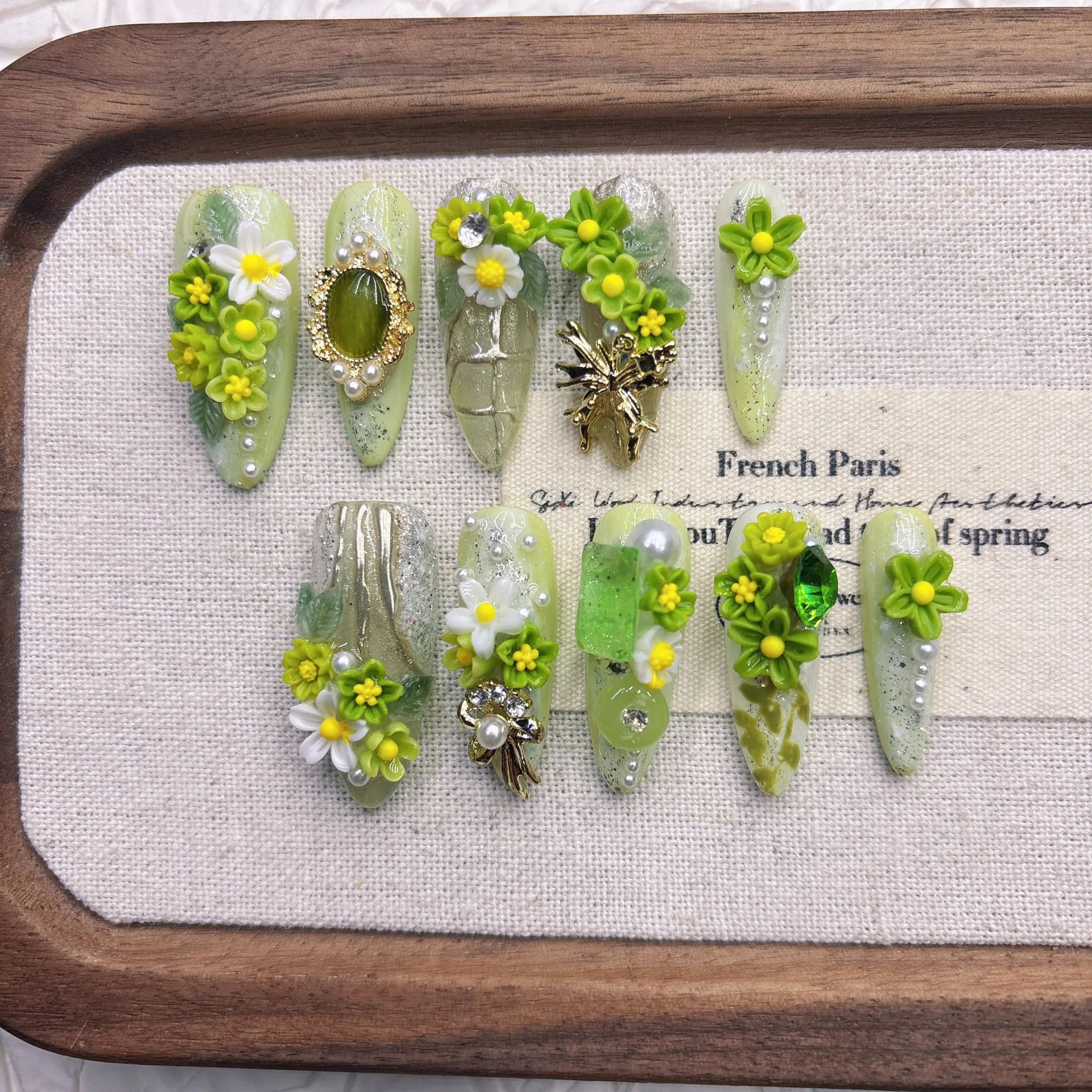 เล็บกดบนเรซินเป็นมิตรกับสิ่งแวดล้อม - ดีไซน์ลายดอกไม้ในฤดูใบไม้ผลิพร้อมไข่มุก คริสตัล และสําเนียงโลหะ สไตล์ฝรั่งเศสเก๋ไก๋สําหรับการออกนอกบ้าน