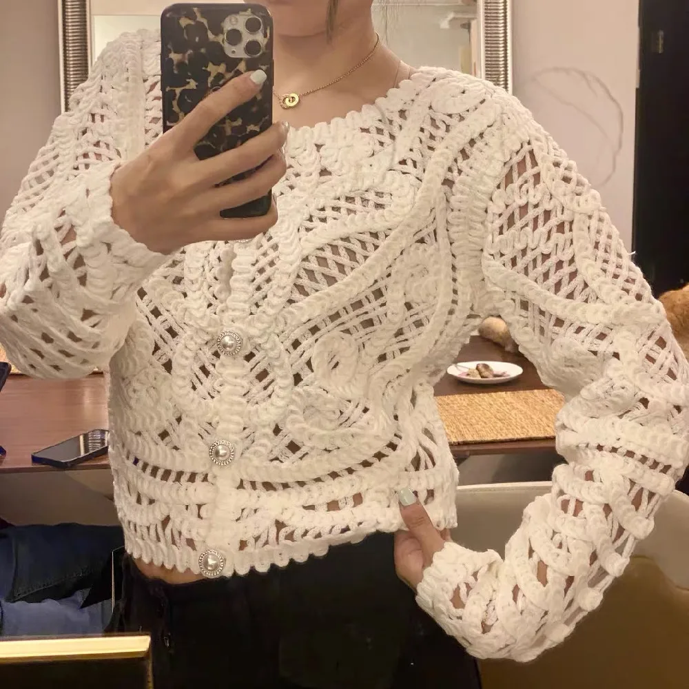 2025 Wit uitgehold gat handgehaakt vest vintage vrouw single-breasted knoppen volledige mouw trui korte gebreide trui