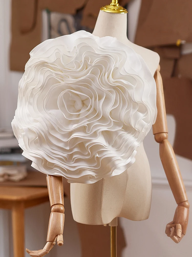 bijou-floral-blanc-fait-main-de-grande-taille-accessoire-pour-conference-annuelle-robe-de-soiree-defile-de-mode-accessoire-de-photographie