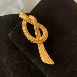 French Medieval Rope Knot Frosted Brooch For Women With High-End Charm Design Niche Exquisite Suit Pin Accessories