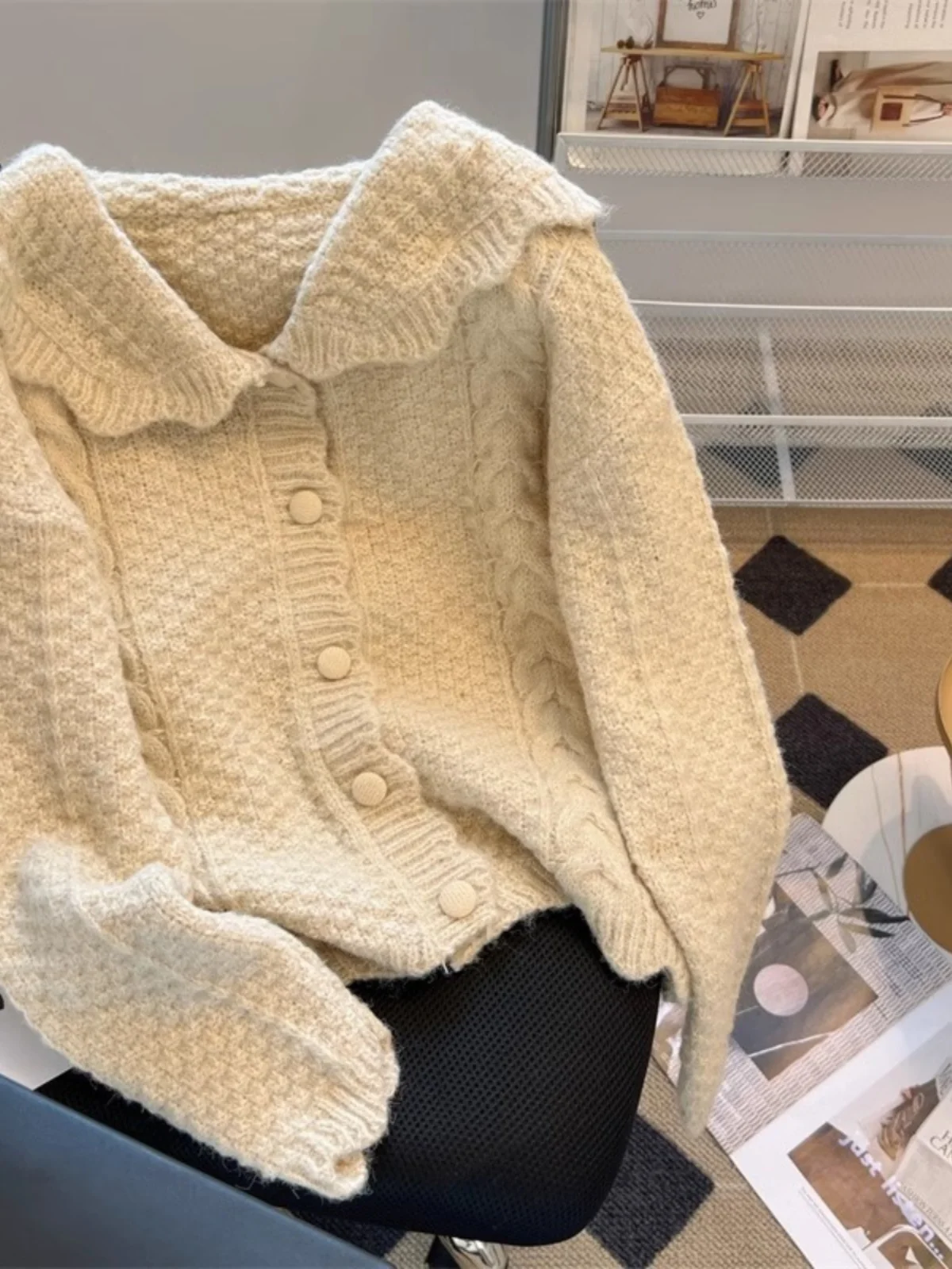 

Мягкий вязаный темно-синий свитер с воротником-стойкой, весенний женский топ, удобный свободный крой, длинный свеч, однотонная карта на пуговицах...