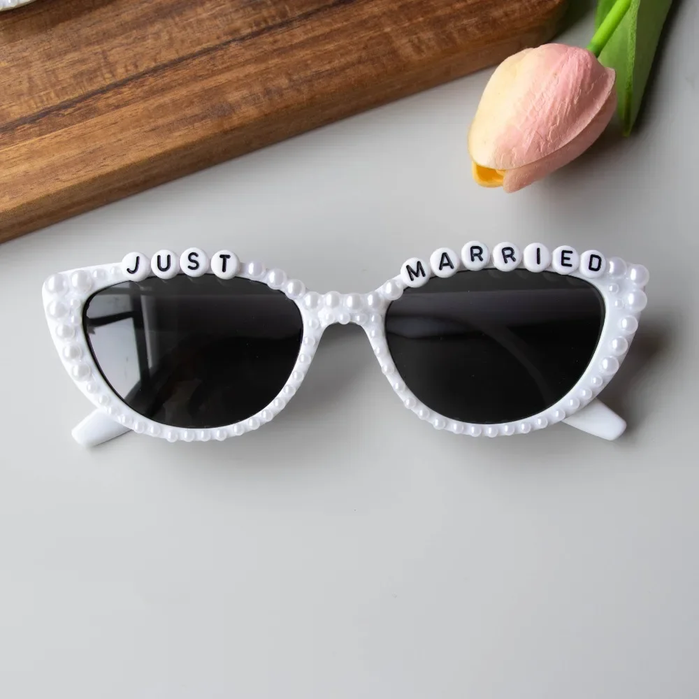 Neu verheiratet Pearl Sonnenbrille für Brautparty, Junggesellinnenabschied, Hochzeitsdekoration, Foto-Requisiten, Geschenk für die zukünftige Braut – Detail 5