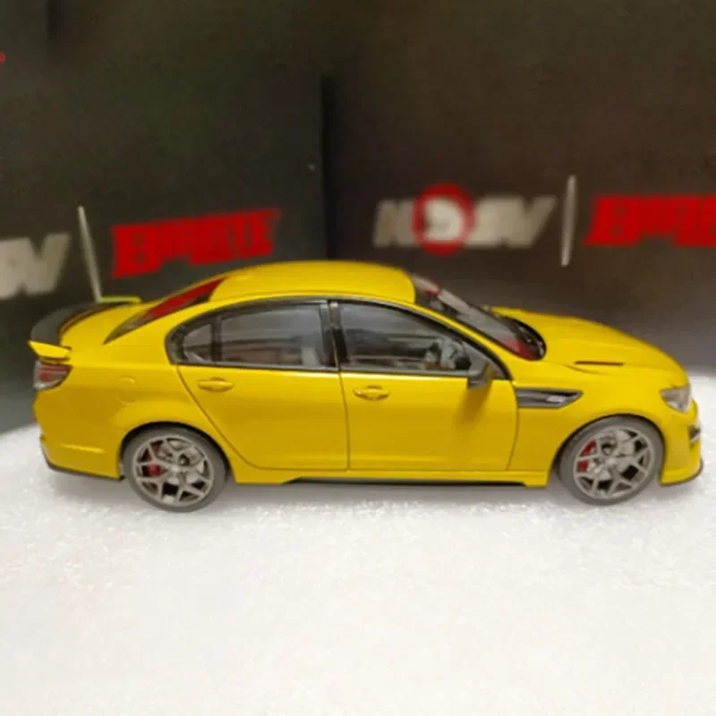 โลหะผสมDiecast 1:18 Scale Holden HSV GTSR HERONสีเหลืองจําลองซีดานคอลเลกชันจอแสดงผลเครื่องประดับของเล่นของขวัญ-ไม่มีใบรับรอง