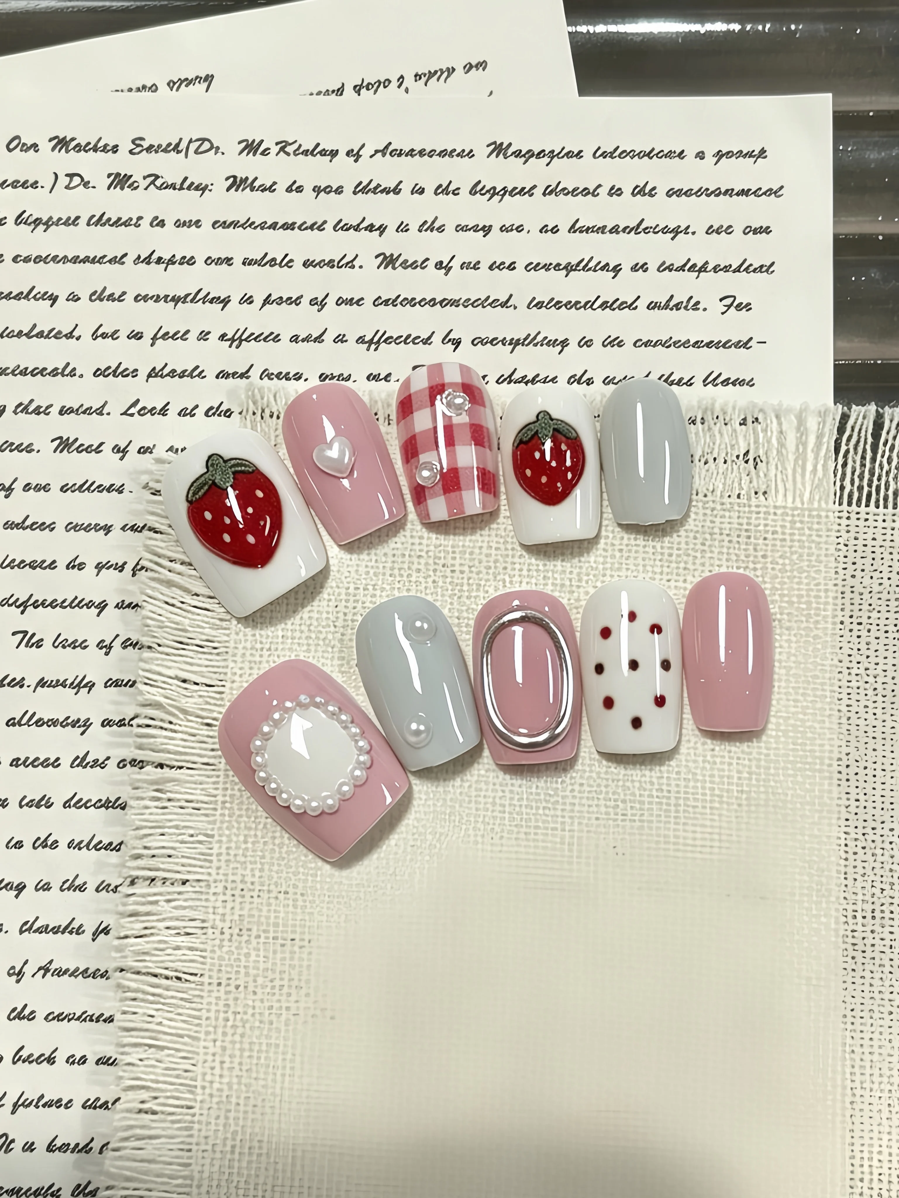 Nail Art Quotes - ショートスクエアラウンドプレスオンネイル10枚セット、パールリングポルカドットネイルアート、ソフトガール風プレスオンフェイクネイル、インスタ映えする甘くて可愛いスタイルのネイルステッカー